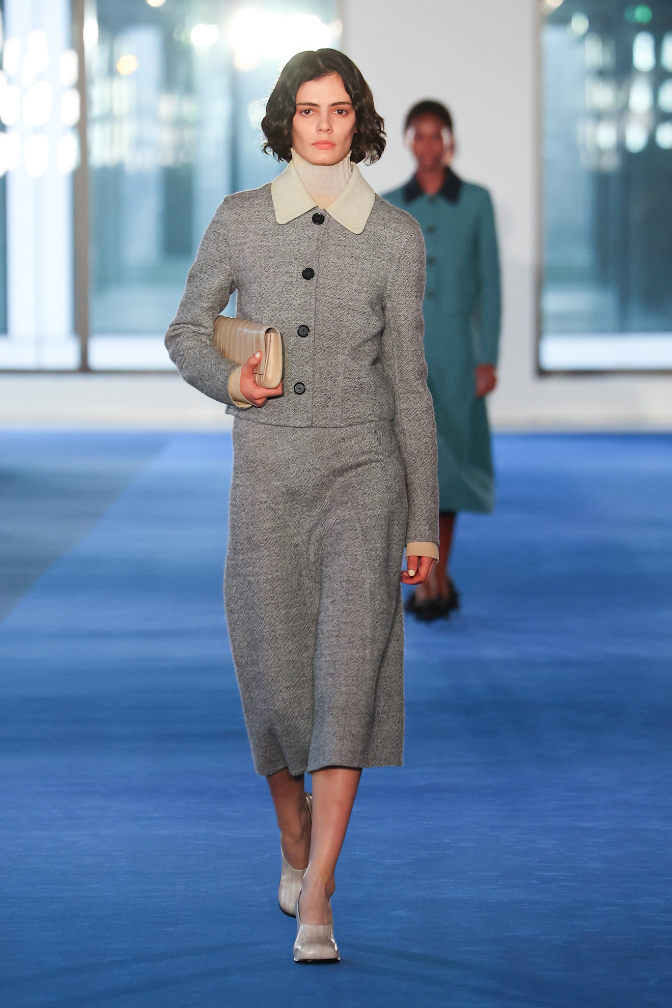 Fall/winter 2026 runway look featuring the everyday clutch handbag trend.