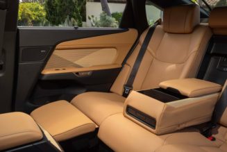 The Lexus ES 350e Features Rolls-Royce Luxury at 1/10th of the Price