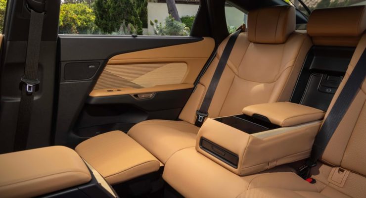 The Lexus ES 350e Features Rolls-Royce Luxury at 1/10th of the Price