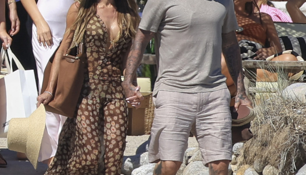 Victoria Beckham Elevated Her Throw-On Dress With the Chicest Non-Flip-Flop Sandal