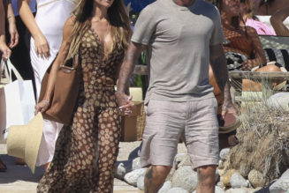 Victoria Beckham Elevated Her Throw-On Dress With the Chicest Non-Flip-Flop Sandal
