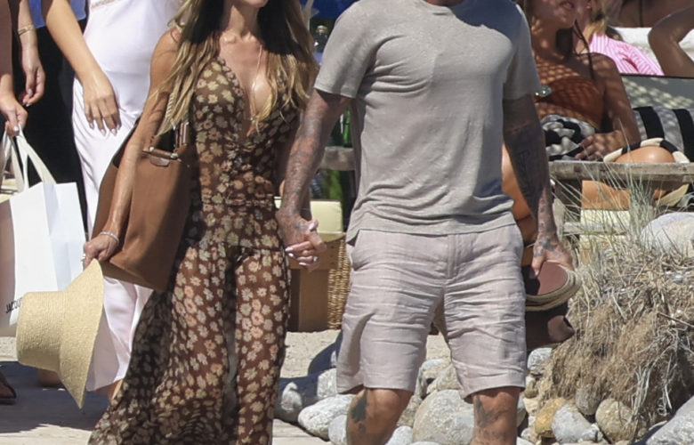 Victoria Beckham Elevated Her Throw-On Dress With the Chicest Non-Flip-Flop Sandal