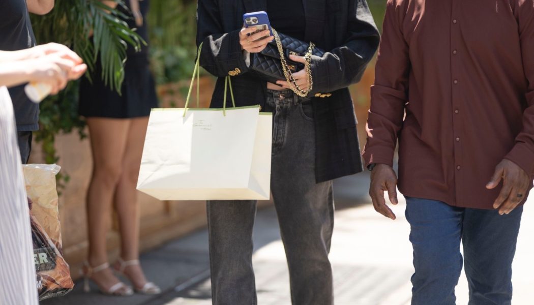 When In New York, Margot Always Comes Back to This Cool-Girl Jeans, Jacket and Shoe Formula