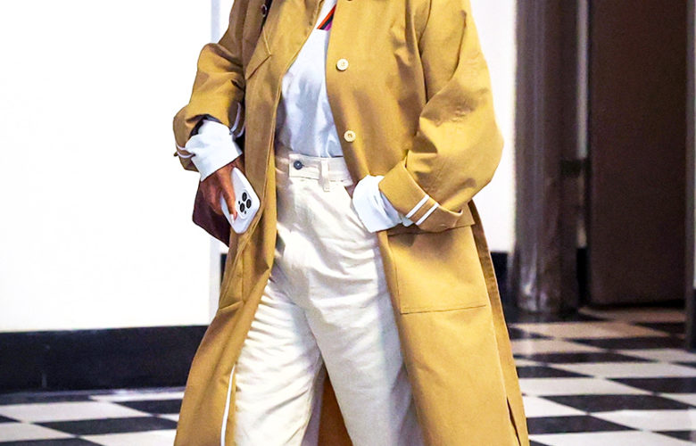 White Jeans and This Flat-Shoe Trend to Look Like a Fashion Person