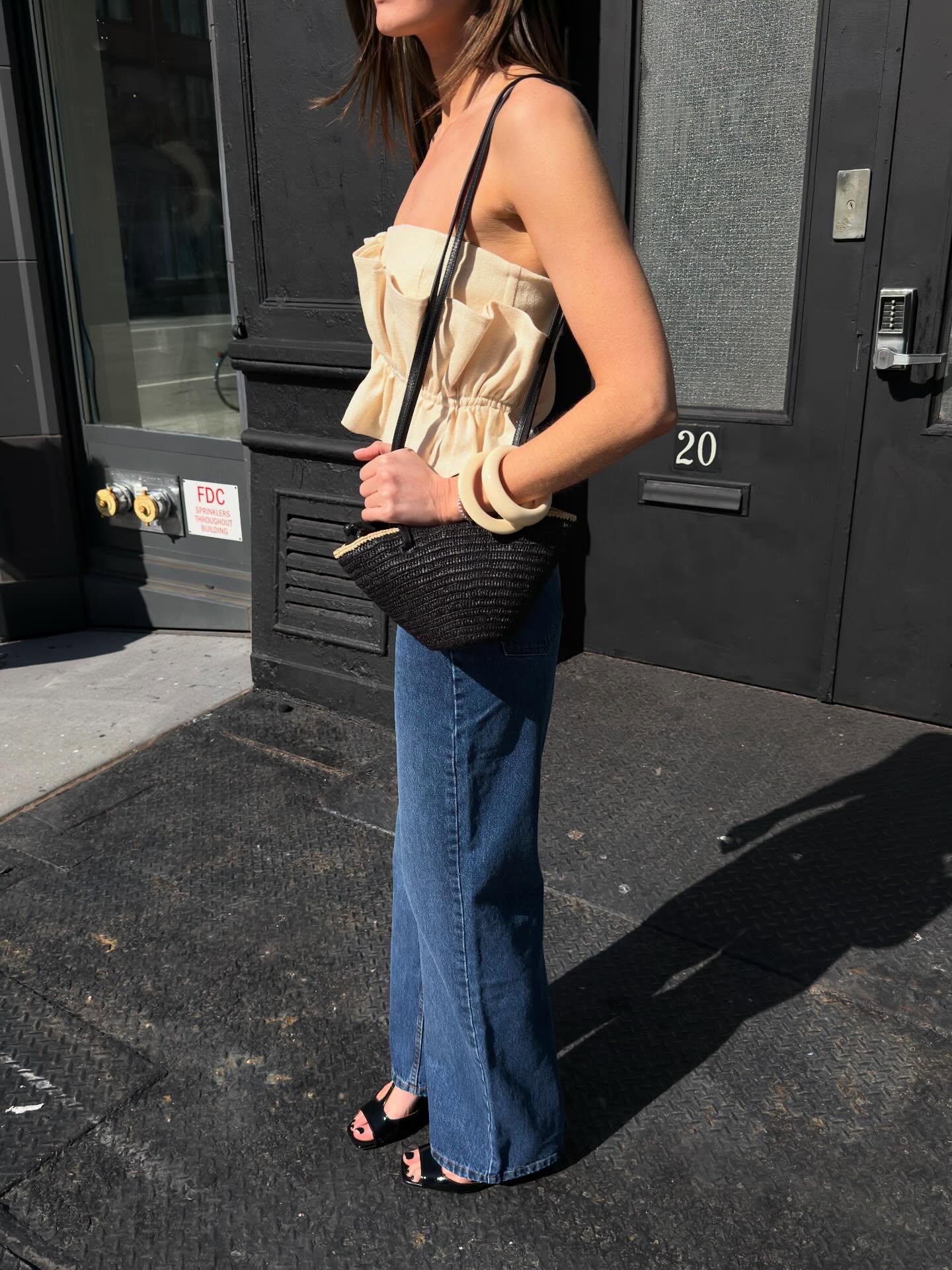 An image of @cocoschiffer wearing jeans with heels
