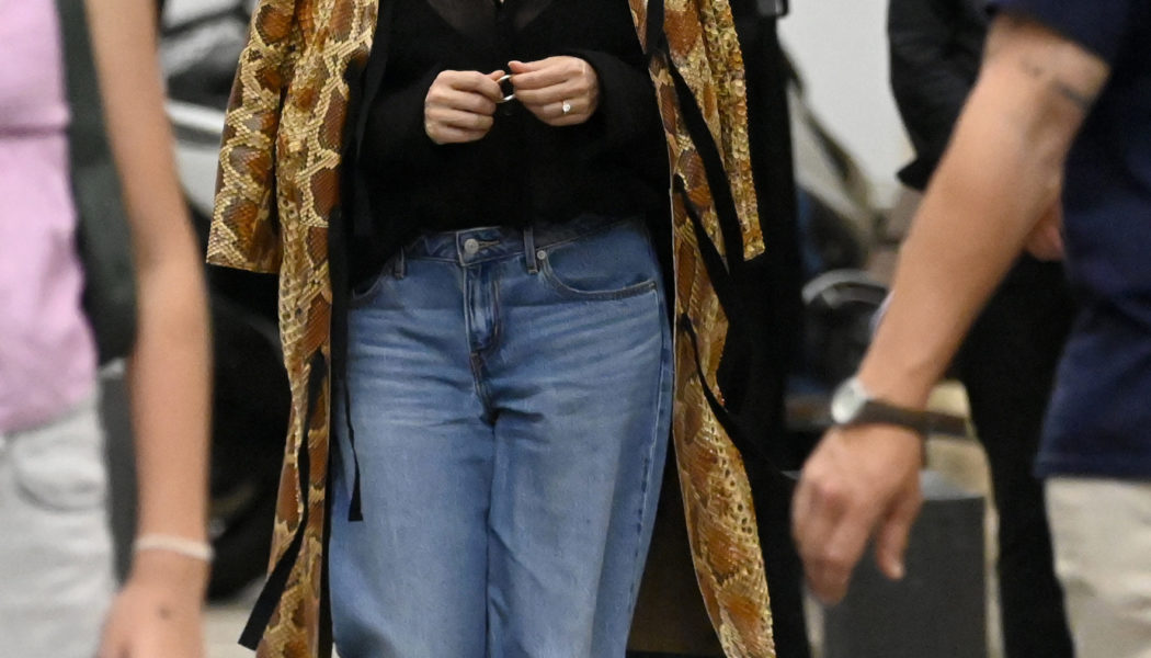 I Know You’re a Fashion Person If You’re Wearing Jeans and Sandals Like This Right Now