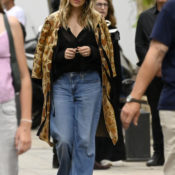 I Know You’re a Fashion Person If You’re Wearing Jeans and Sandals Like This Right Now