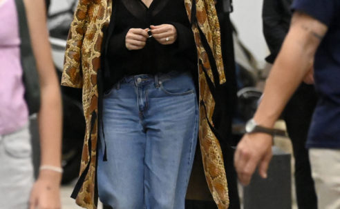I Know You’re a Fashion Person If You’re Wearing Jeans and Sandals Like This Right Now