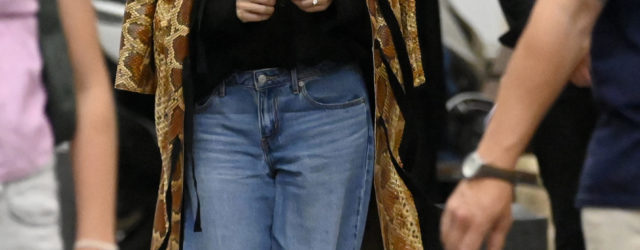 I Know You’re a Fashion Person If You’re Wearing Jeans and Sandals Like This Right Now