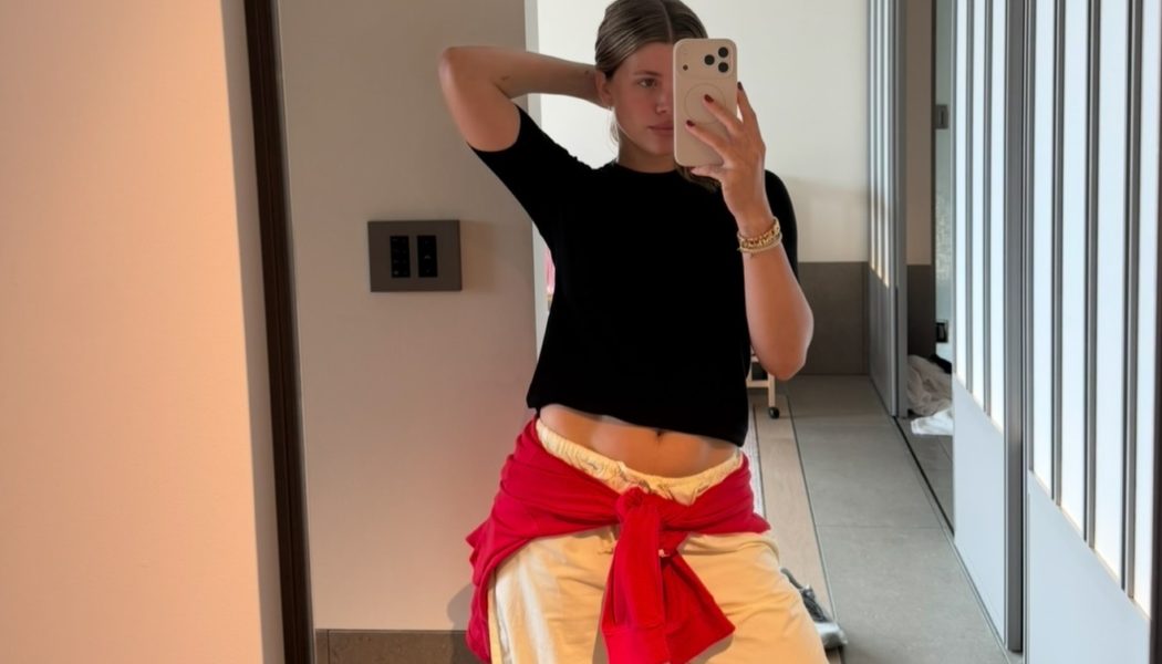 It Girls Know Easy Summer Outfits Start With White Sneakers and This Anti-Denim Pant Trend