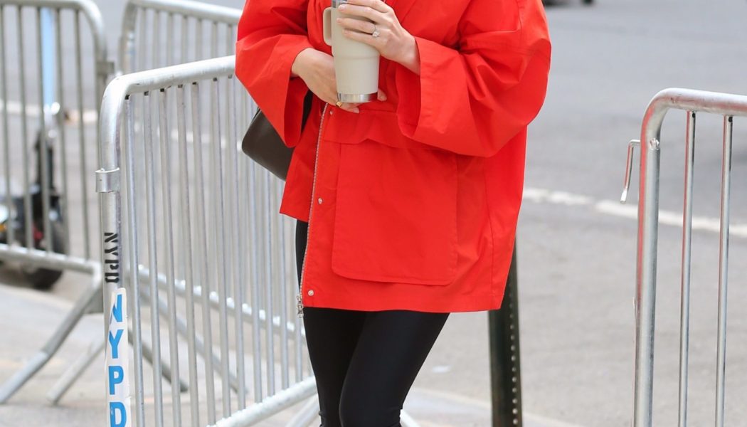 J.Law Wore Leggings With the "Dated" Shoe Trend I'm Ditching Flip-Flops For