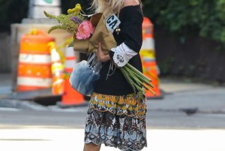 Not Sandals—This is The Shoe Trend Chic Over-50s are Wearing With Midi Skirts Right Now