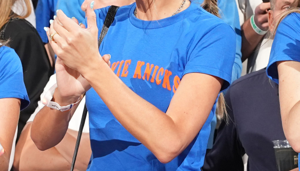 Spotted Courtside: Taylor Swift Cosigning One Very Nostalgic and One Burgeoning Beauty Trend