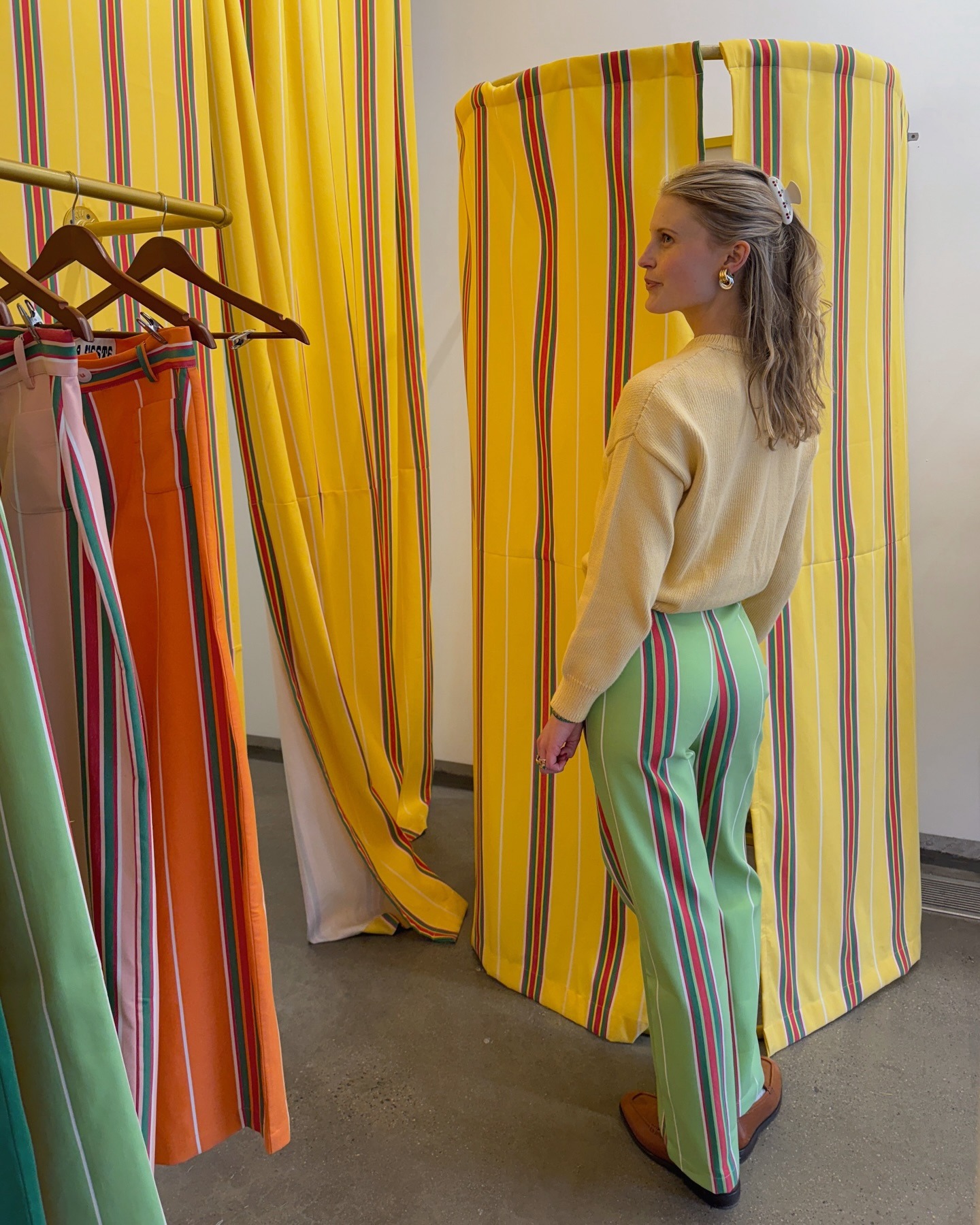 Woman wearing striped jeans, a strong summer 2026 trend.