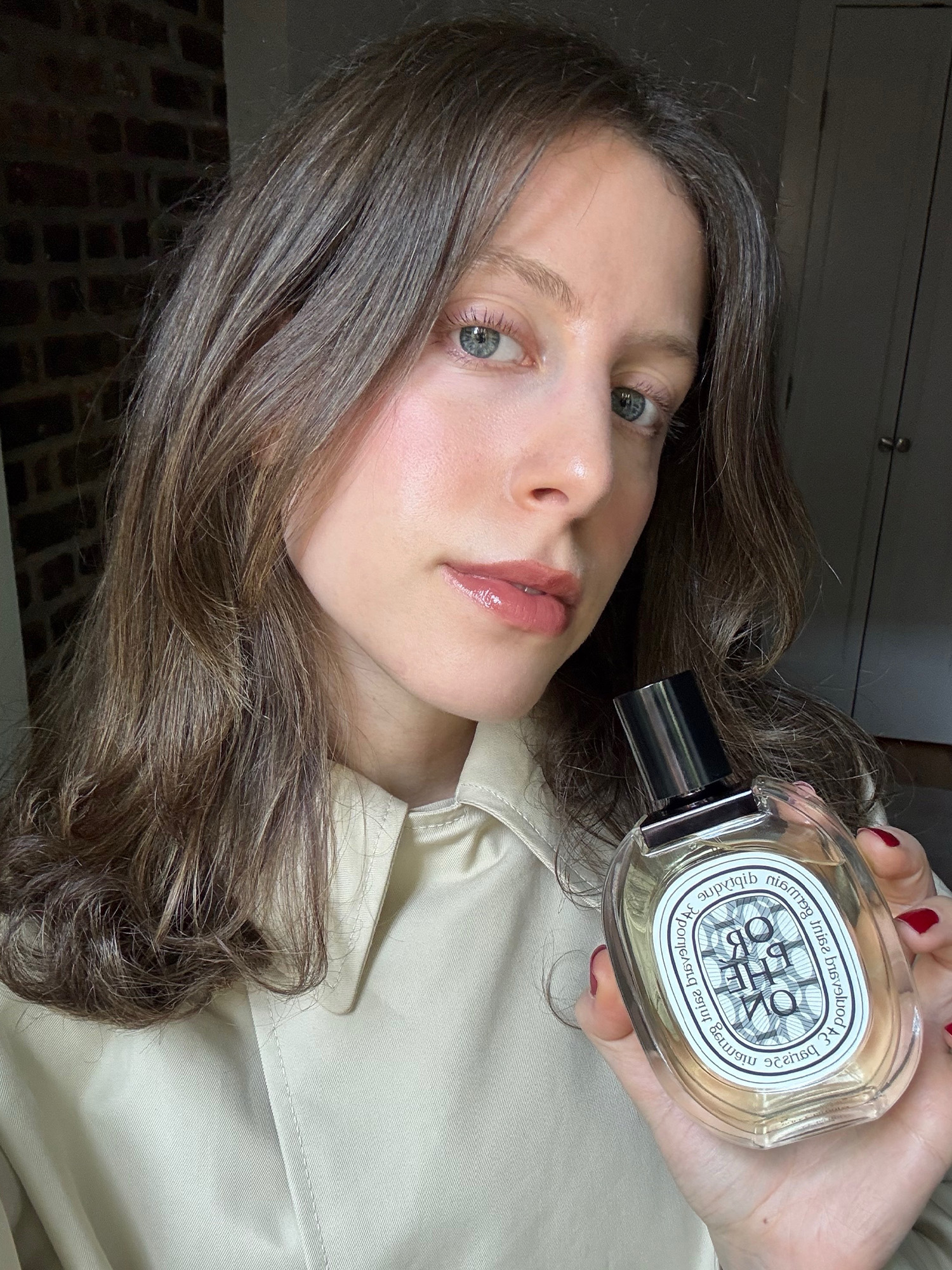 Who What Wear senior beauty editor Jamie Chevron testing Diptyque Orph&amp;eacute;on Eau de Toilette.