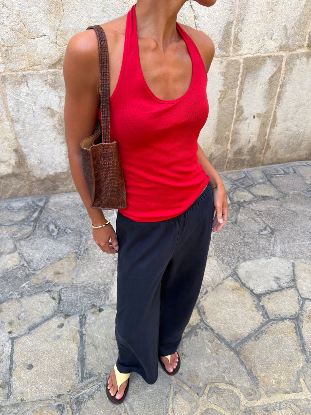 @emswells wears a St. Agni woven tote.