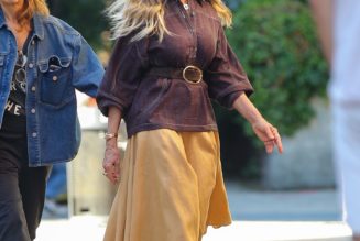 The Chicest Over-50s Agree: Midi Skirts Look Chicest With Two Summer Shoe Trend