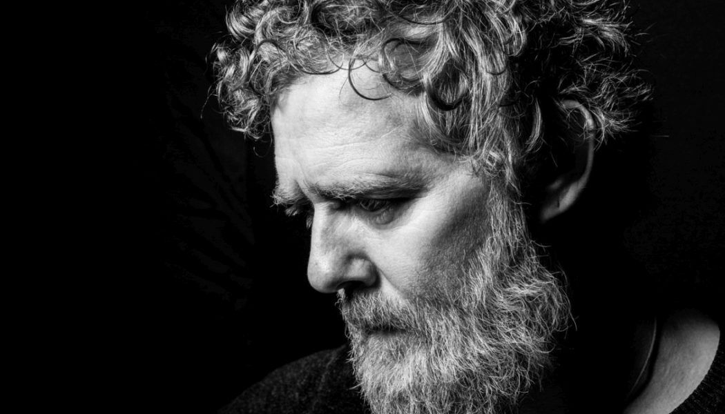 Glen Hansard Remembered as "Incomparable" Troubadour Whose "Gift for Storytelling Brought So Much Joy"