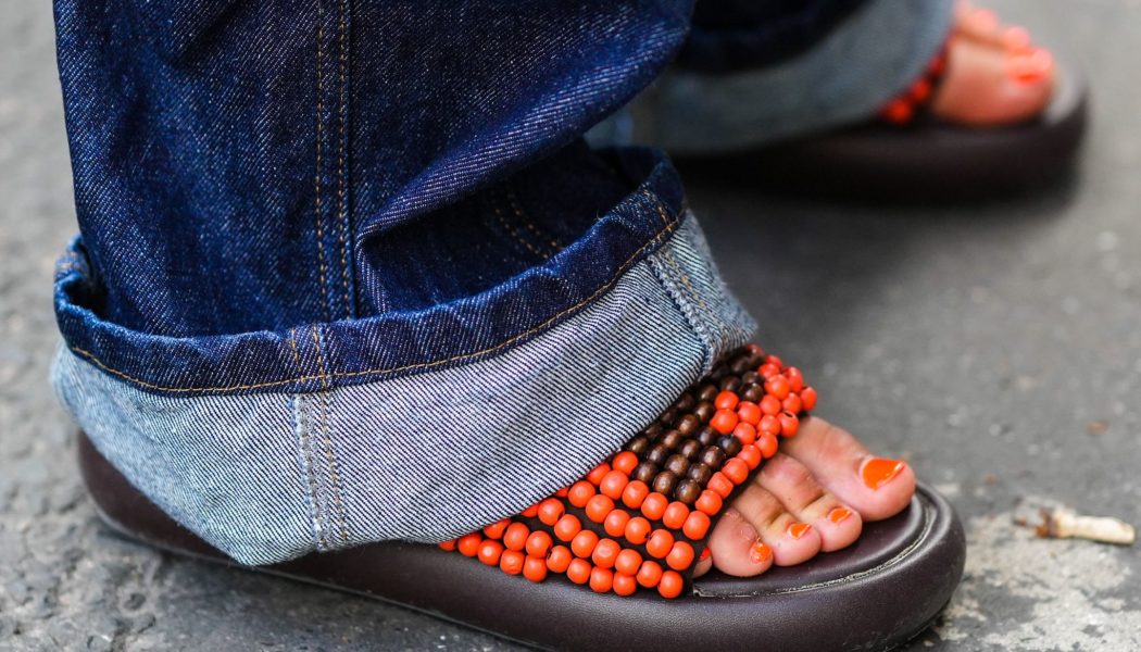 Hold the Red—It Girls Are Pairing Black Sandals With This Chic, Punchy Pedicure Color