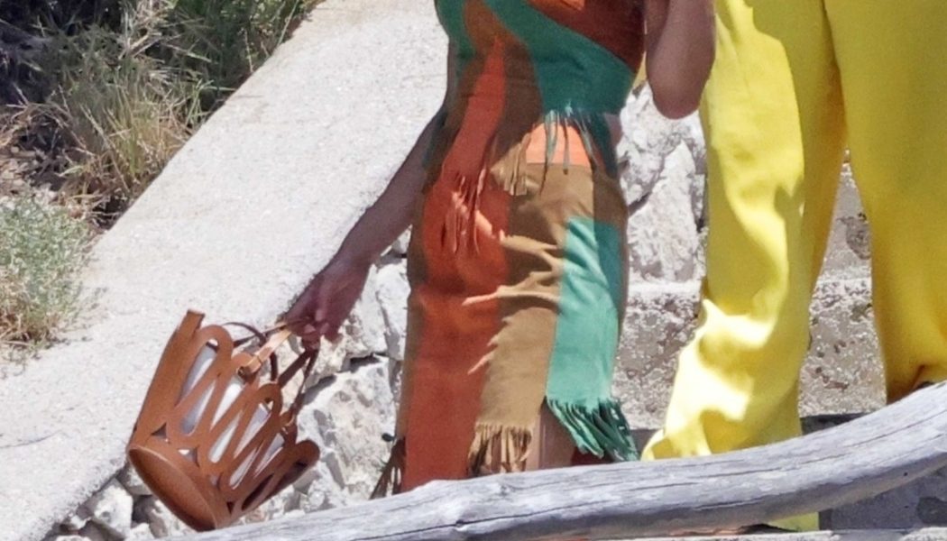 Not Black, Not Red—Fashion People In Their 40s and 50s Are Wearing This Elegant Sandals Colour Trend Instead
