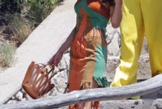 Not Black, Not Red—Fashion People In Their 40s and 50s Are Wearing This Elegant Sandals Colour Trend Instead