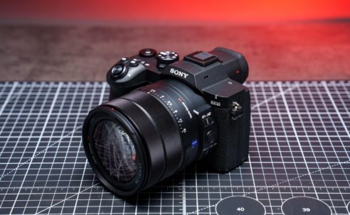 Sony brings back the superzoom RX10 with a stacked sensor and a high price