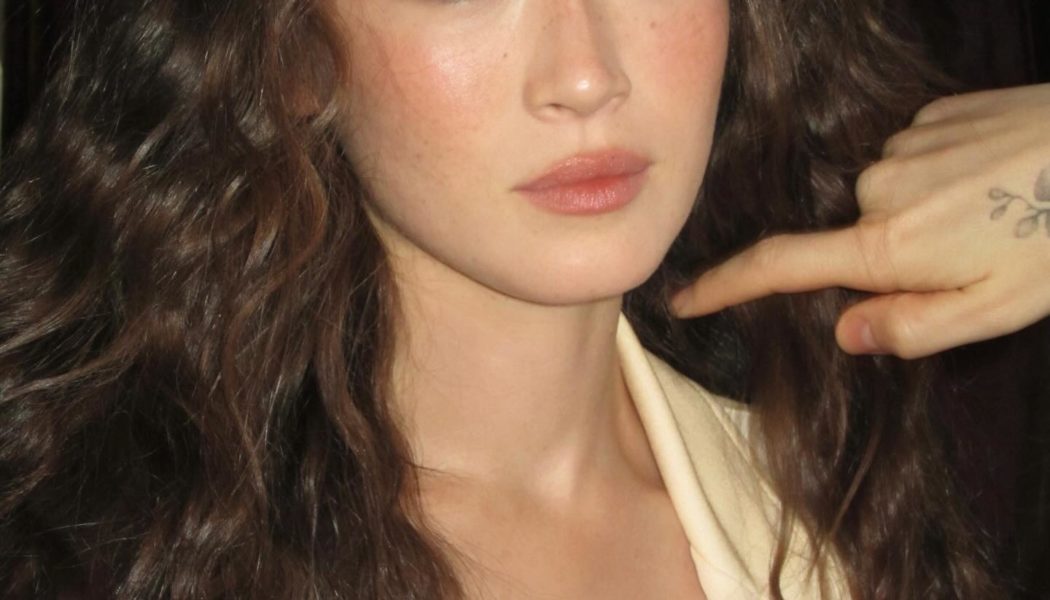 These Brushed-Out Curls Are the Hair Trend Taking Over Summer