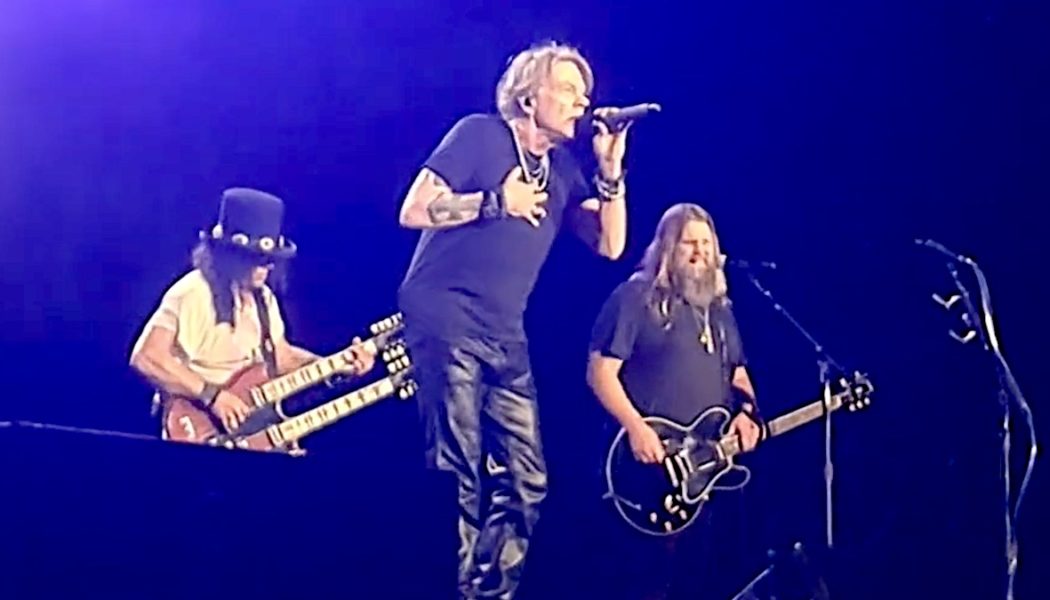 Guns N' Roses Joined by Chris Stapleton for "Knockin' on Heaven's Door"