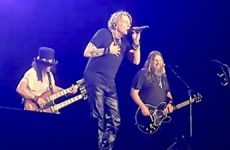 Guns N' Roses Joined by Chris Stapleton for "Knockin' on Heaven's Door"