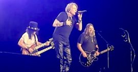 Guns N’ Roses Joined by Chris Stapleton for “Knockin’ on Heaven’s Door”