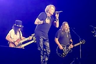 Guns N' Roses Joined by Chris Stapleton for "Knockin' on Heaven's Door"