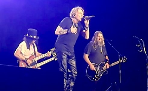 Guns N' Roses Joined by Chris Stapleton for "Knockin' on Heaven's Door"