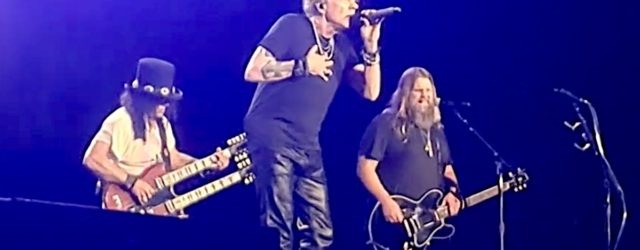 Guns N' Roses Joined by Chris Stapleton for "Knockin' on Heaven's Door"