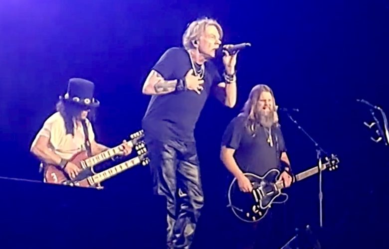 Guns N' Roses Joined by Chris Stapleton for "Knockin' on Heaven's Door"