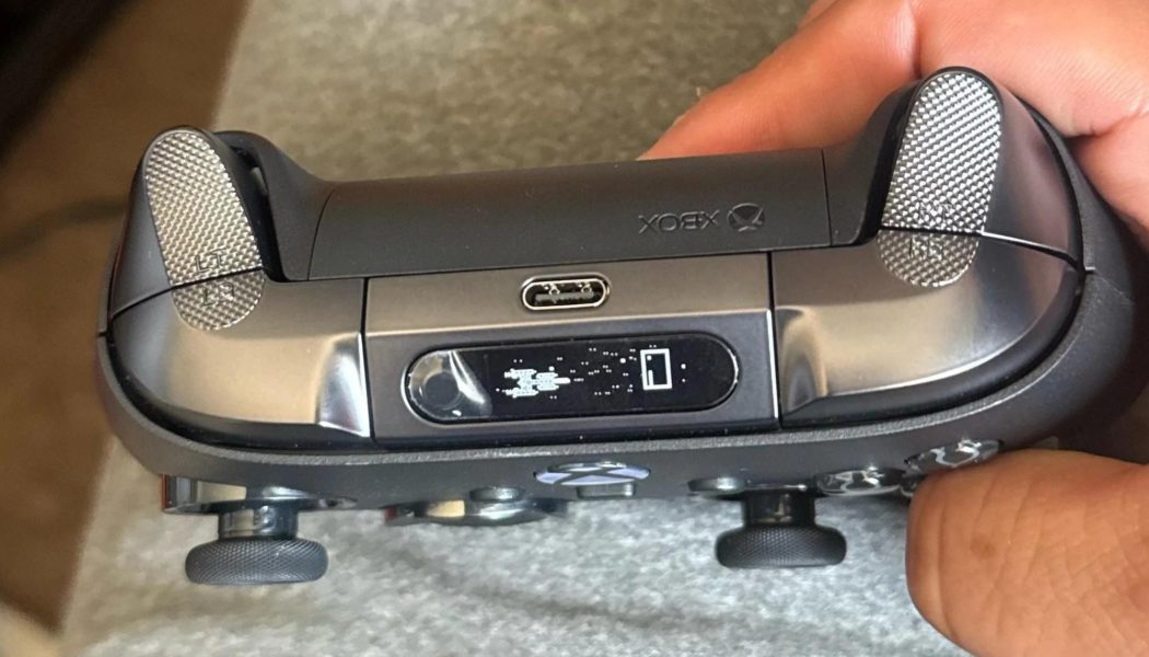 Xbox Elite 3 prototype pad leaks with tiny built-in screen